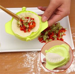 Diy Dumplings Maker Tool Plastic Jiaozi Pierogi Mold 9cm Dumpling Mold Clips Baking Molds Pastry Pastry Kitchen Tools Accessoires DBC BH7499456