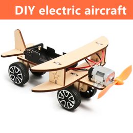 Toys du modèle Aircraft électrique DIY Toys Biplan assemblé en bois pour les jouets expérimentaux en sciences pour les enfants