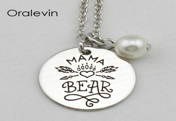 Diy Making MAMA BEAR Inspirador Estampado a mano Grabado Charm Colgante Collar Metal Plata Color Joyería 18 pulgadas 22 MM 10 Unids / lote 2616165