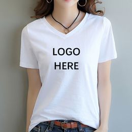 Camisetas con cuello en V para mujer DIY, venta al por mayor, camisetas con top de color sólido para mujer en blanco y negro, camiseta en blanco OEM con diseño gráfico de logotipo propio personalizado HFCMT073