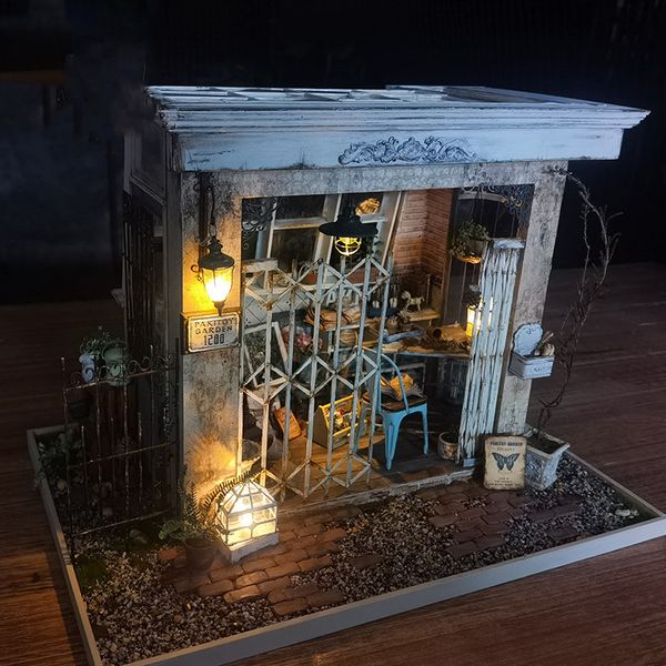 DIY WOODEN IRISH VILLA Doll House Miniature Building Kits Casa avec meuble Light Assemblé Pouchhouse Toys for Adults Cadeaux
