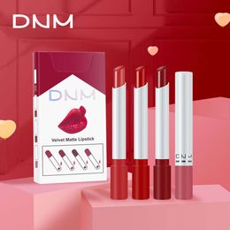 DNM rookbuis fijne lippenstift vierdelige make -up set niet -blijvende glas gepolariseerde lichttemperatuur veranderende glanzende fluweel