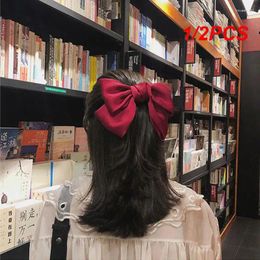 Vêtements de chien 1/2pcs arrière de la tête pince à ressort durable portable santé beauté japonais adulte enfants satin rouge coiffure pratique