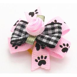 Vêtements pour chiens 100pc / lot chat cheveux arcs petits accessoires fleurs roses bandes de caoutchouc de toilettage