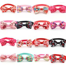 Vêtements pour chiens 100pcs Saint Valentin Bow Cravates Belle Coeur Accessoires Chat Cravates Vacances Bowties Fournitures Pour Animaux De Compagnie