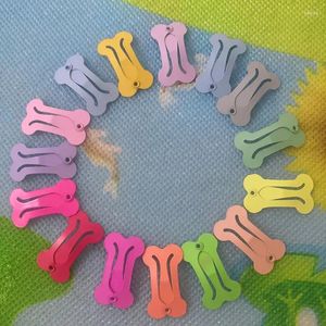 Vêtements de chien 10pcs / lot en épingle à cheveux mignonne colorée de forme en os