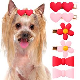 Vêtements de chien 2024 Pinces à cheveux pour animaux de compagnie Chiens Rose Fleur Coeur Clip Arc Mignon Décoration Chiot Arcs Pour Petites Fournitures Chapeaux