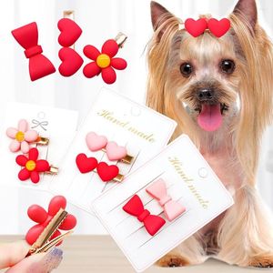 Vêtements de chien 2pcs / Set Pinces à cheveux roses Chiens Fleur Coeur Pet Hairpin Mignon Chiot Décor Bows Filles Cadeaux pour petites fournitures