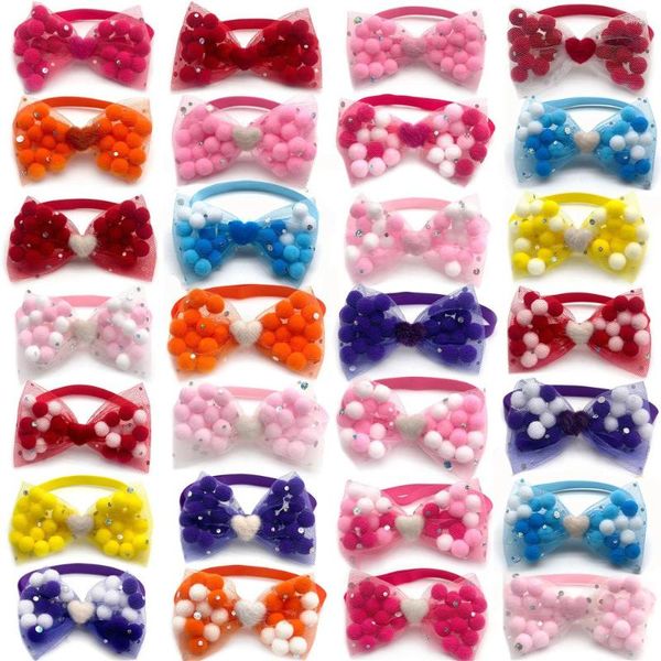 Vêtements pour chiens 30/50pcs noeud papillon pour animaux de compagnie style Saint-Valentin amour coeur colliers de boules de poils chiot petits accessoires de produits de toilettage