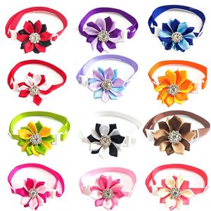 Ropa para perros 30/50 unids Pequeño brillante cristal flor pajaritas productos para mascotas collar gato cachorro corbatas accesorios de aseo