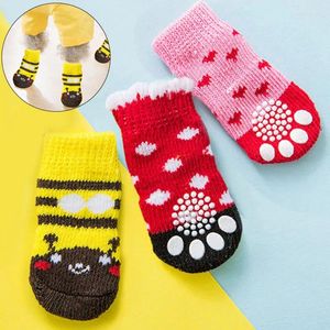 Vêtements de chien 4pcs anti-dérapant chaud chiot chaussettes doux tricots pour animaux de compagnie mignon dessin animé petits chiens moyens Teddy coton produit