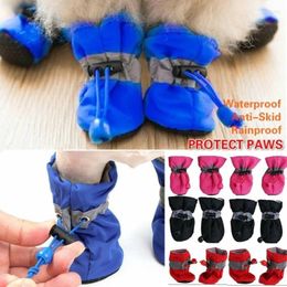 Vêtements de chien 4pcs chaussures pour animaux de compagnie chaussures de chiot antidérapantes douces couvrent la pluie en plein air