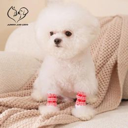 Vêtements de chien 4pcs / Set Pet Automne Hiver Coton Chaussettes Portable Stripe Arthrose Chats Fournitures chaudes en plein air Accessoires
