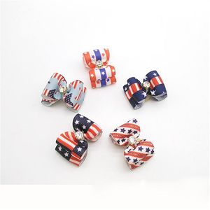 Vêtements pour chiens 50 / 100pcs Arrivée Drapeau américain Coloré Cheveux Arcs Bandes de caoutchouc Chiot Indépendance Day Accessoires de vacances