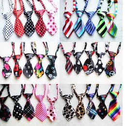 Appareils pour chiens 500pcs Ties pour animaux de compagnie noués Neckties Bowtie 30 motifs Couleurs mignonnes à nœud papillon toiletage FedEx Dhl