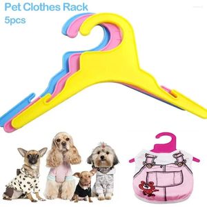 Vêtements de chien 5pcs couleur durable aléatoire support en plastique robe cintre vêtements pour animaux de compagnie costume