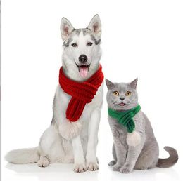 Vêtements pour chiens Écharpe tricotée pour chien de Noël avec pompon blanc Bandana chaud Accessoires pour animaux de compagnie de vacances d'hiver Écharpes de chat pour petits chats moyens Chiens Belles tenues d'hiver