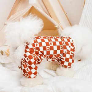 Ropa para perros lindo mono de mascota monstruos adorables comodidad suave para caminatas al aire libre con tablero de ajedrez patrón de tracción anillo de tracción cálido