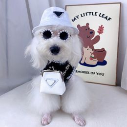 Ropa para perros Diseñador Bolsas para perros Cuero de PU con letras de moda Mochila Chenery Crossbody Boda Dar anillo Bolsa Marea Accesorios para mascotas