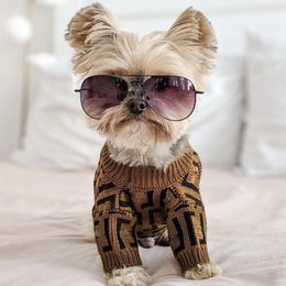 Groothandel Tiny Dog Apparel Designer Pet Desse Fashion F Letter Borduurwerk Puppy Sweater Luxurys Designers Kat Clohes Bruin Maat: XS-XXL T Shirts Pet Grooming