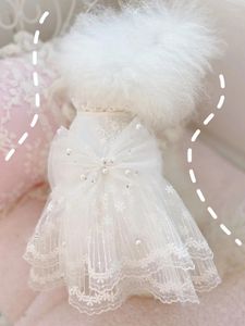 Vêtements de chien faits à la main vêtements de conception unique robe de mariée pour animaux de compagnie demoiselle d'honneur dentelle blanche tulle perle arc vêtements d'extérieur petite fée fête princesse