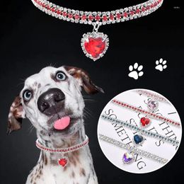 Vêtements de chien en forme de coeur en forme de cristal épissage de style princesse accessoires pour animaux de compagnie collier de chat à la mode couleur unie diamant à trois rangées