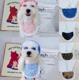 Vêtements de chien Bandanas de luxe pour animaux de compagnie 8 couleurs Marque de mode Lettres Broderie Serviettes de salive pour animaux de compagnie Personnalité Charme Teddy Bulldog Triangle Écharpe Arcs