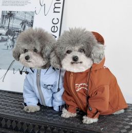 Vêtements pour chiens Vêtements pour animaux de compagnie Chiot Stormwear Rainproof Peluche Vêtements à capuche Quatre couleurs Raincoat