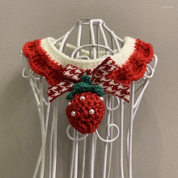 Chien vêtements chiot rouge tricoté à la main laine colliers bavoirs mode mignon fraise nœud papillon collier Pet chat fournitures bijoux accessoires