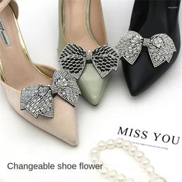 Clip de chaussures de vêtements pour chiens multiples choix détachables et amovibles de couleur blanche noir fleur de couleur swing simple et durable