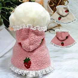 Vêtements pour chiens Tranchée Fraise Motif de broderie Dress-up Cape pour animaux de compagnie Conception de dentelle Coupe-vent Chiens en peluche Chats Cape à capuche pour le festival