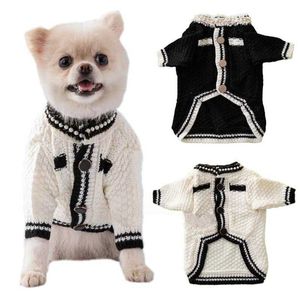 Hondenkledingmerken Designer Dog Apparel Warm Pet Sweater met klassieke broche voor kleine middelgrote honden Cat Holiday Puppy Costuums Soft Fall Winter Pets Coats White XS A4HG