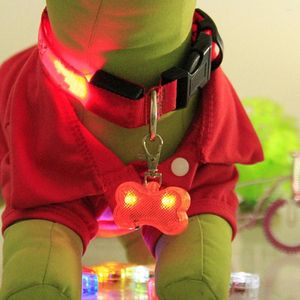 Colliers de chien collier pendentif en plastique lumière LED lumineux Flash bijoux accessoires pour animaux de compagnie 2023