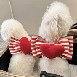 Hondenkragen ontleen mode schattig liefde harnas riem hartvormige borstband rode streep tractie touw wandelen Pet H240506