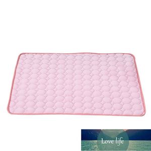 Niches pour chiens Accessoires pour chenils Coussin pour animaux de compagnie Tapis de refroidissement d'été Tapis de lit Bleu Glace Soie froide Coussin de matelas refroidisseur résistant à l'humidité Prix d'usine Conception experte