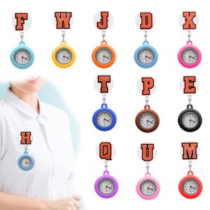 Dog Tag ID -kaart Orange Letter 26 Clip Pocket Watches Watche for Nurse with Sile Case FOB Nurses Bekijk artsen broche medische werknemers d ot84t