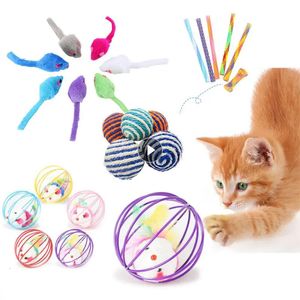 Toys pour chiens mâche 1pc de jouet de chat bâton plume bague avec une cloche cage plastique artificiel teaser coloré fourni