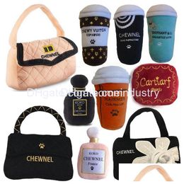 Jouets pour chiens Chews Designs Fashion Hound Collection Unique Squeaky Parody Chiens en peluche Jouet Sac à main Coupe par bouteille Passion For Dhoyg