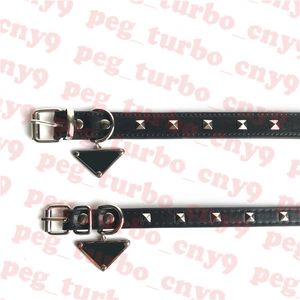 Collar de cuero para perros Correas para mascotas Diseñadores Collares para perros Collar ajustable Logotipo de triángulo de metal Correa para mascotas