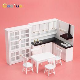 Doll -accessoires 1set miniatuur luxe witte houten kast koelkast koelkast meubels voor 1 12 poppen huis keuken eetkamer decoratie 230520