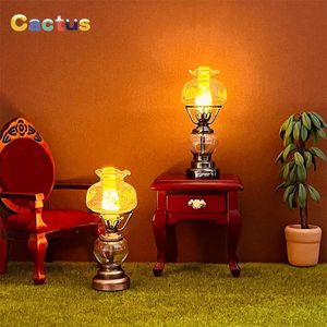 Accessoires pour maison de poupée 1/12, chandelier Miniature à lumière LED, lampe de bureau, éclairage pour la maison, modèle de meubles, jouet de décoration, 231102