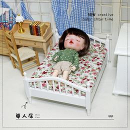 Doll House Accessories 1 6 BJD DIY Slaapkamer Creatief mini -bed Dollhouse Miniatuur items Dolls Huis Wit meubels Accessoires Model Decoratie Toys 231212