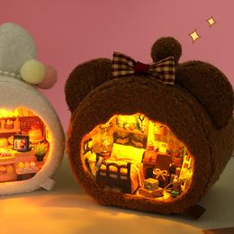 Doll House Accessoires Bear Case Dollhouse Wood Plastic Shiny Dolls House met knoopbatterij Aangemaakt speelgoed voor meisjes Xmas Gifts For Decoration Game 230818