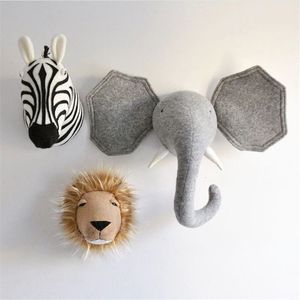 Accessoires de maison de poupée Tête d'éléphant de bande dessinée Décorations suspendues INS Nordic Hand Made Kids Room Decor Fil de coton Tissage Ornements d'animaux Tenture murale 230719