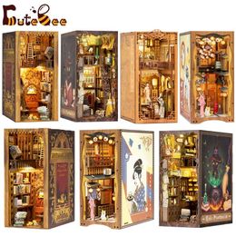 Accessoires de maison de poupée CUTEBEE Kit de coin de livre DIY Miniature House DIY Book Nook Touch Lights avec des meubles pour les cadeaux de Noël Magic Pharmacist 230424