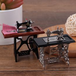 Poppenhuisaccessoires Kinderpoppenhuisdecor Miniatuurmeubilair Houten naaimachine met draadschaar voor poppenspeelgoed Meisjes 230830