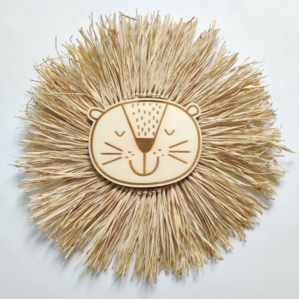 Accessoires de maison de poupée Style nordique fait à la main Lion King décoration murale Boho tissé herbe dessin animé Animal gland Art pour pépinière bébé chambre maison 230719