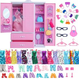 Accessoires de maison de poupée, meubles de maison de poupée, ensemble de 31 articles = 1 armoire, 30 vêtements de poupées, robes, couronnes, colliers, chaussures pour 231017