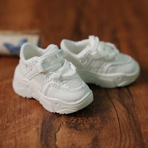 Poppenhuisaccessoires SD BJD 1 4 1 6 bjd popschoenen Papa veelzijdige sneakers met dikke zolen kleine witte mannen en vrouwen zwart multicol 231204