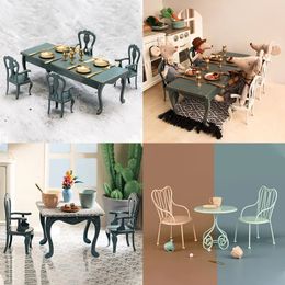 Maison de poupée rétro table en fer salon cuisine mini table à manger et chaise accessoires de meubles table carrée et ensemble de chaises 231225